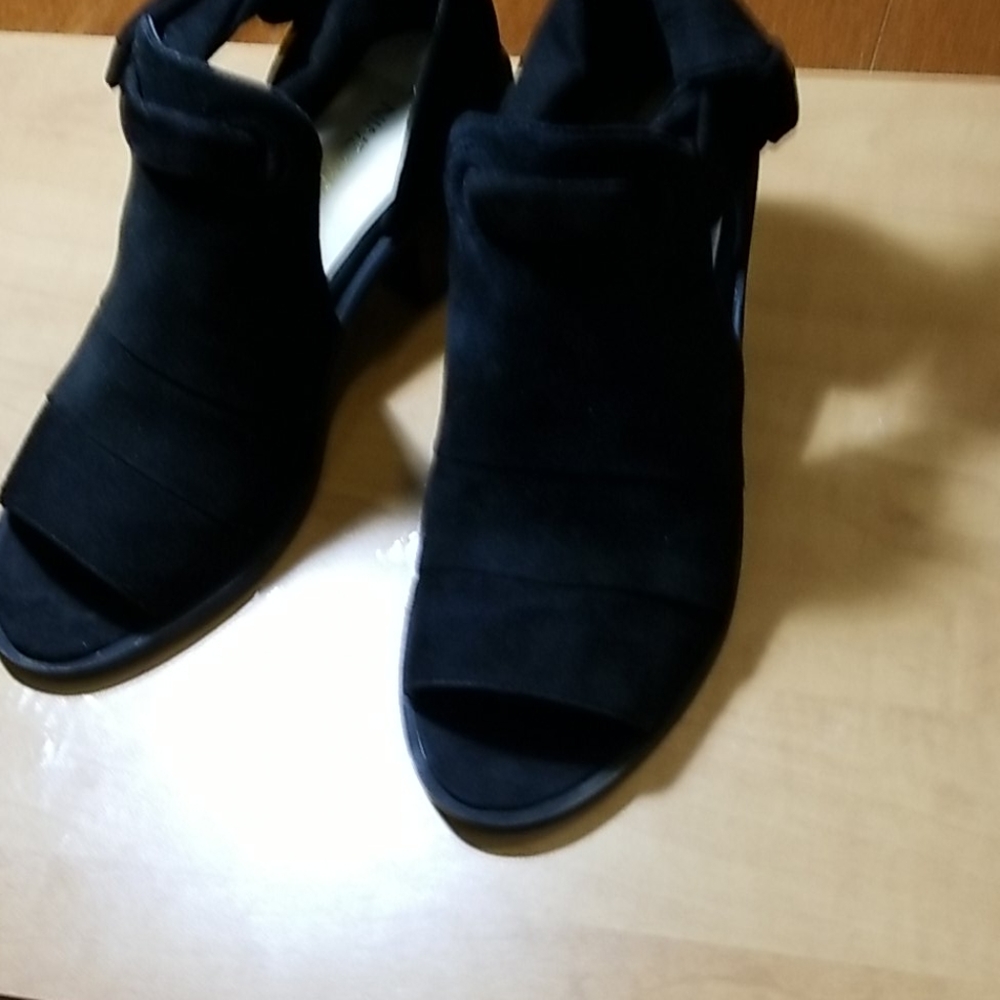 Shoes - Picture 2 of 4